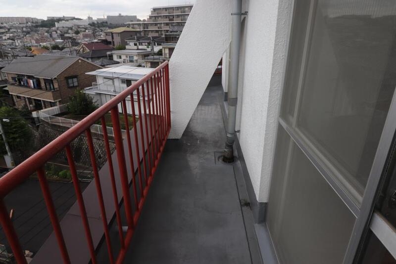 バルコニー　広々バルコニー、机と椅子を持ちだしてカフェタイム