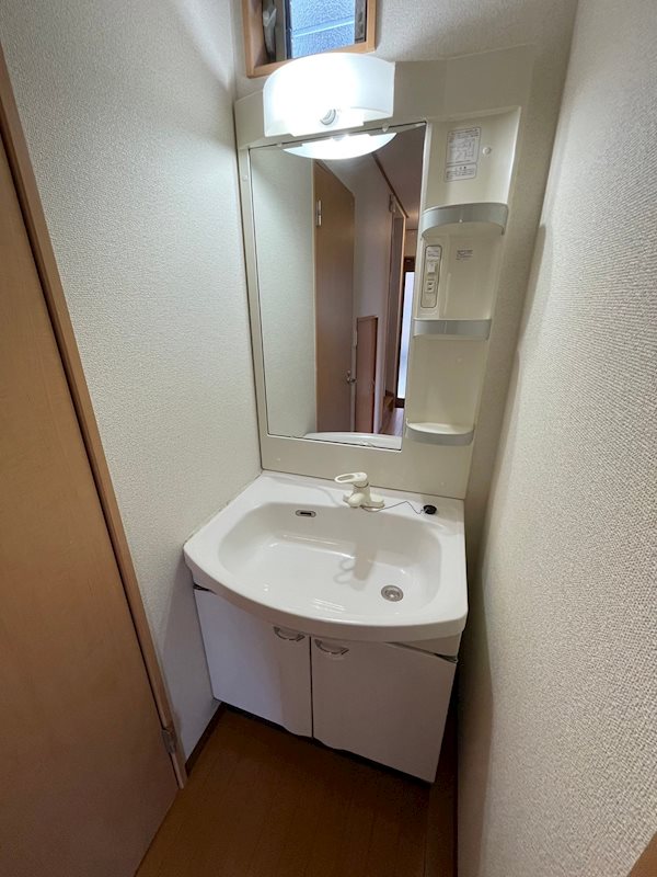 洗面設備　受けの広い洗面台