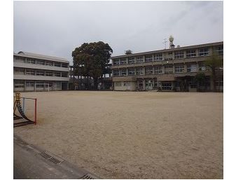 小学校　日岡小学校（小学校）まで606m
