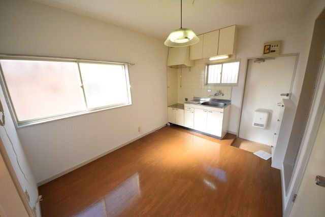 居室・リビング　最上階角部屋です。綺麗にリフォームされた室内です。