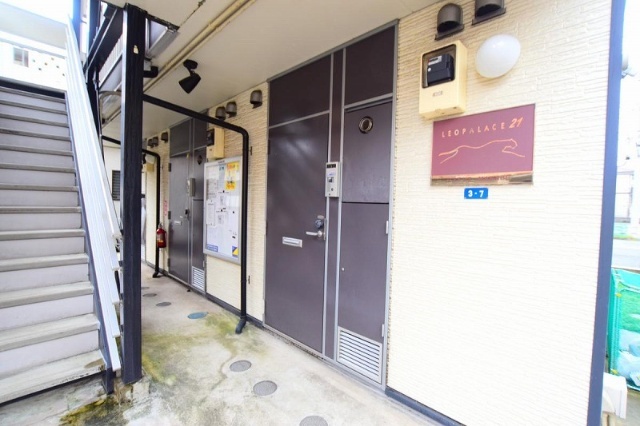 エントランス　駅から徒歩４分です