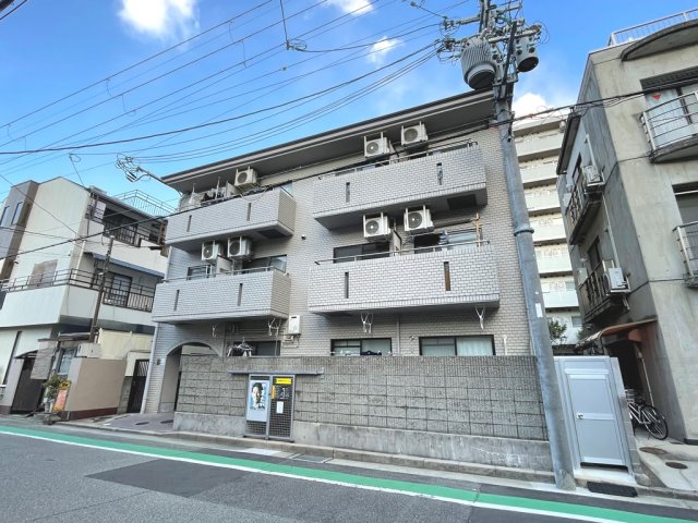 建物外観　居住者専用のごみ置き場があります。