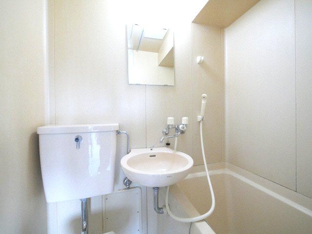 洗面設備　イメージとして同建物の他号室を表示しています（間取り図が正）
