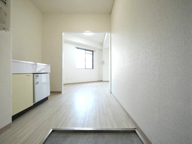 居室・リビング　イメージとして同建物の他号室を表示しています（間取り図が正）