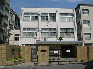 中学校　大阪市立東三国中学校（中学校）まで362m