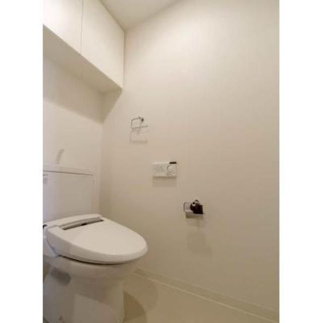 トイレ　落ち着いた色調のトイレです