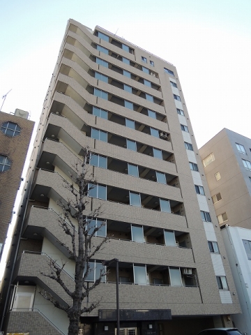 建物外観　商店街が数多く並ぶ新川通沿いのマンションです。