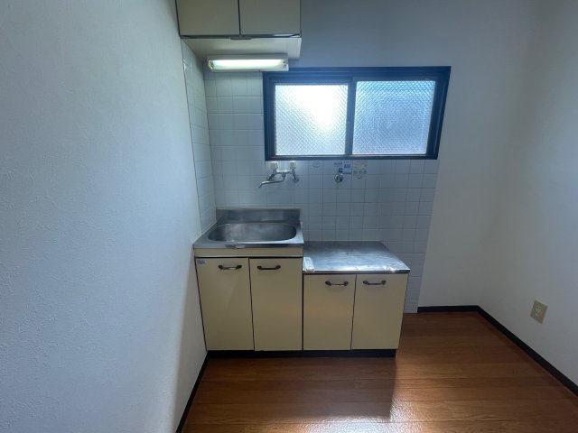 キッチン　写真は、他部屋の反転間取りとなっております。