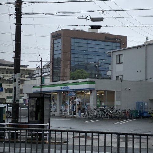 コンビニ　ファミリーマート 本陣通店（コンビニ）まで884m