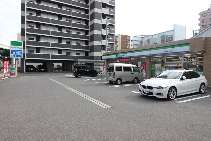 コンビニ　ファミリーマート昭和鶴舞二丁目店（コンビニ）まで270m
