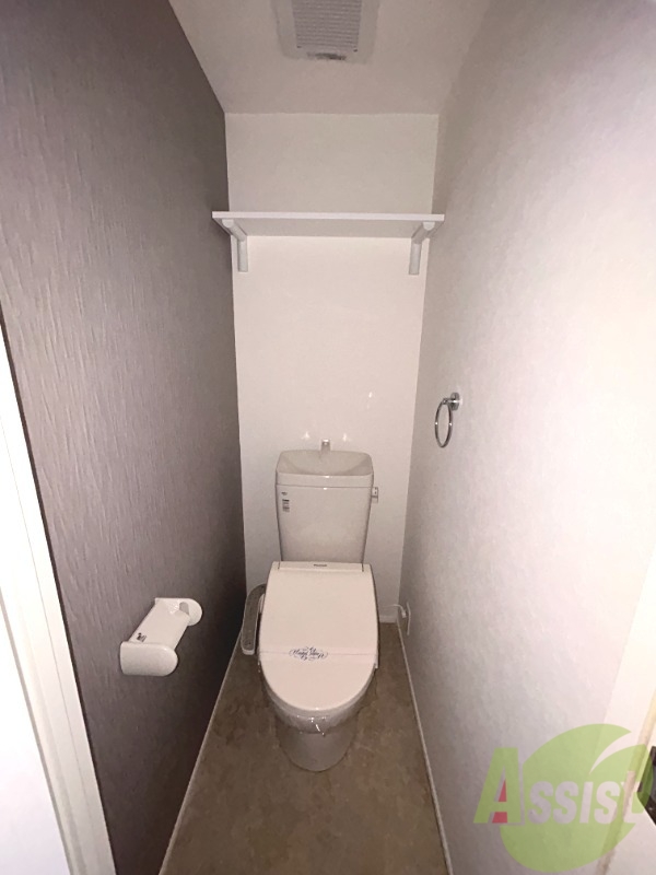トイレ　トイレはこちら。温水洗浄便座付きで快適に過ごせそうです。