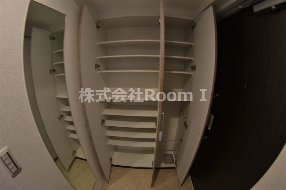 玄関　収納もある玄関です