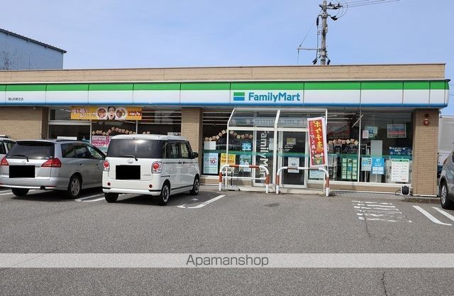 コンビニ　ファミリーマート（コンビニ）まで440m