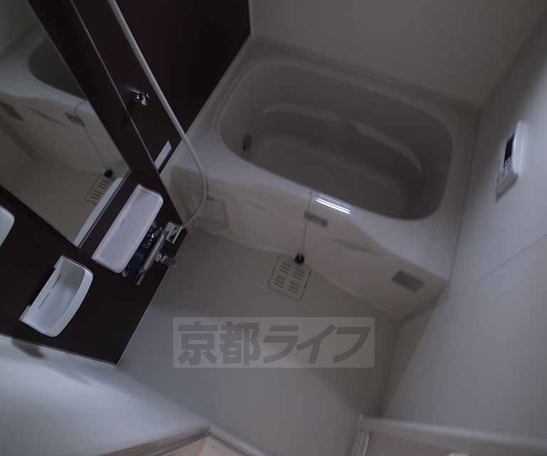 バス・シャワールーム　広々としたバスルームです。