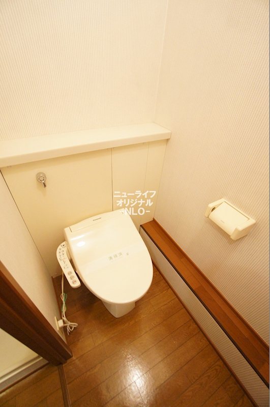 トイレ　快適な温水洗浄便座付き。