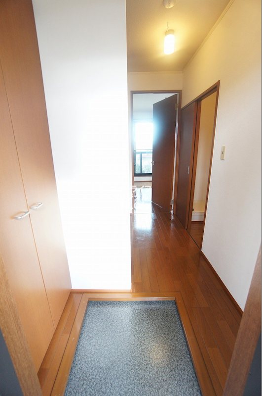 玄関　大型の玄関収納。玄関まわりをすっきりと収納出来ます。