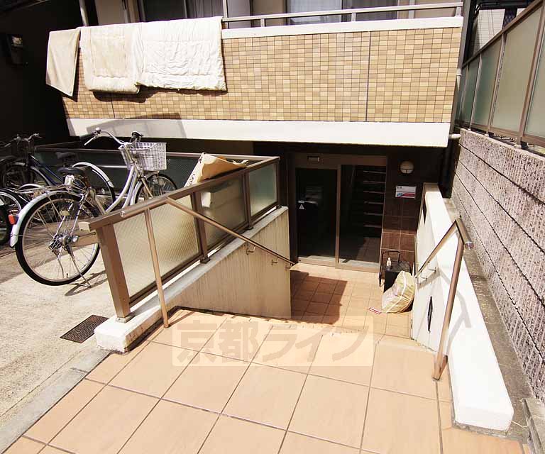 その他共有部分　エントランスは半地下です。
