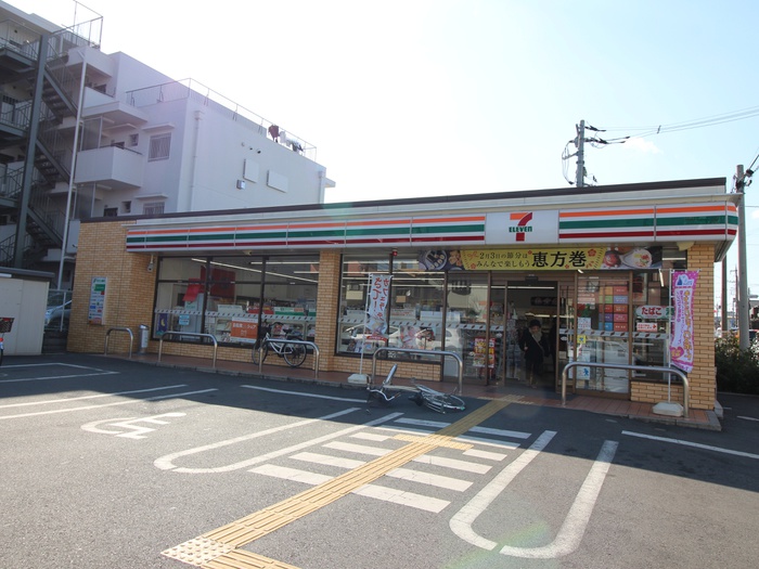 コンビニ　セブンイレブン（コンビニ）まで300m