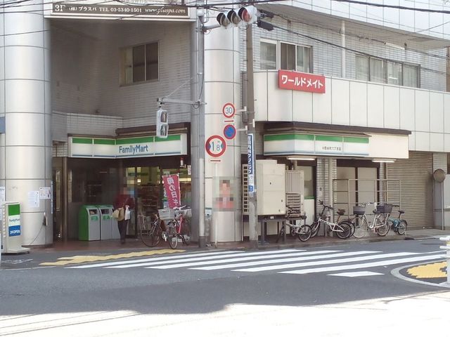 コンビニ　ファミリーマート中野本町六丁目店（コンビニ）まで108m