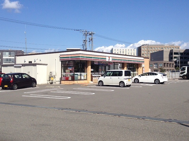 コンビニ　セブンイレブン金沢鞍月４丁目店（コンビニ）まで90m