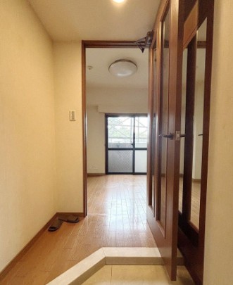 玄関　写真は同タイプ住居です。