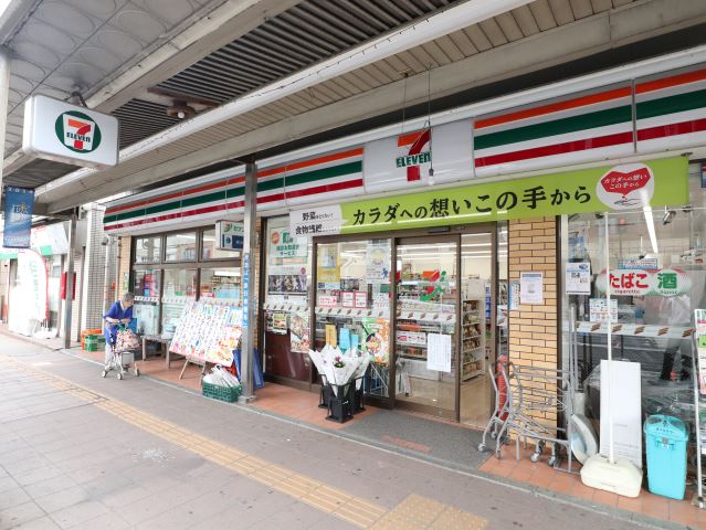 コンビニ　セブンイレブン（コンビニ）まで640m