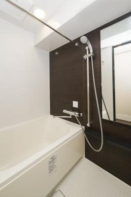 バス・シャワールーム　同タイプの別部屋の写真です