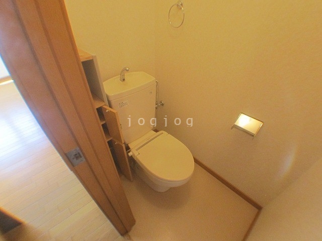 トイレ　トイレにも収納棚があります。