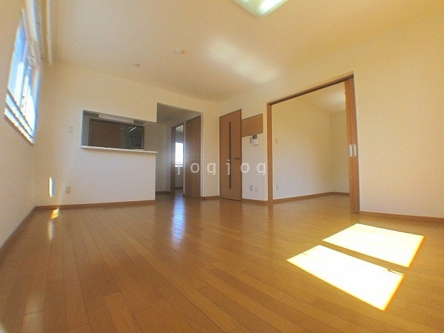 その他部屋・スペース　日当たりの良い明るいリビングです。