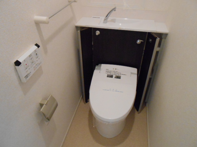 トイレ　温水洗浄便座完備・小物収納棚有り