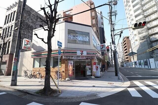 コンビニ　セブンイレブン大阪内久宝寺町4丁目店（コンビニ）まで825m
