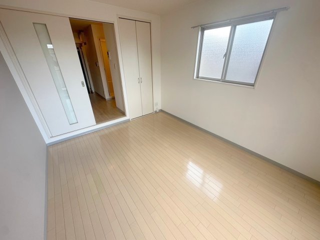 その他部屋・スペース　ゆとりのあるベッドルームで快適な睡眠をとってくださいね。