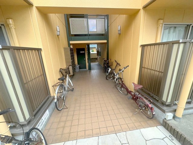 エントランス　エントランス周辺はいつもキレイに片付けられています。