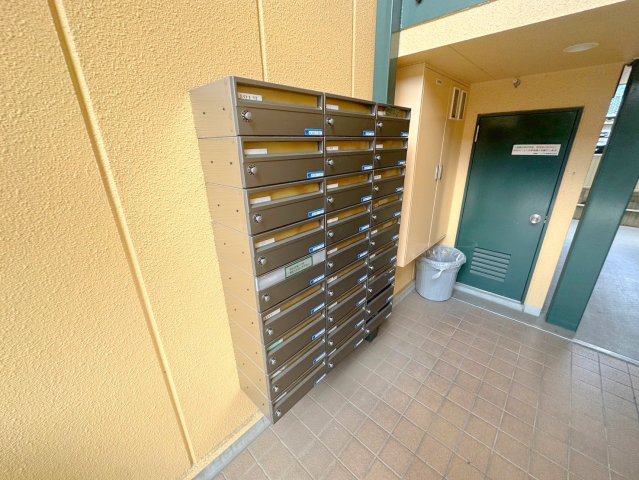 ロビー　ロビーにある各部屋毎のメールボックス。