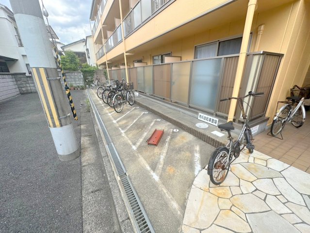 駐車場　敷地内には入居者専用の駐輪スペースもあります。