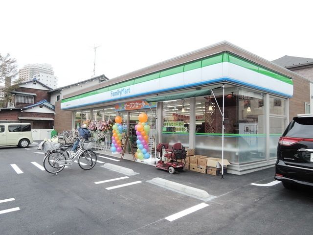 コンビニ　ファミリーマート（コンビニ）まで809m