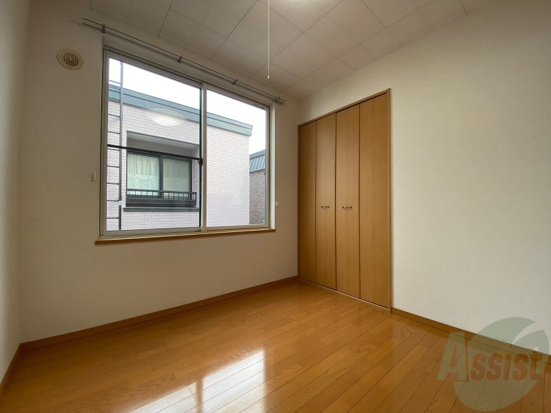 その他部屋・スペース　寝室はこちらです。光が差し込む、温かみのあるお部屋です。