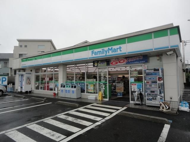 コンビニ　ファミリーマート（コンビニ）まで681m