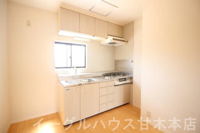 キッチン　窓があるので明るく換気も出来て万能。