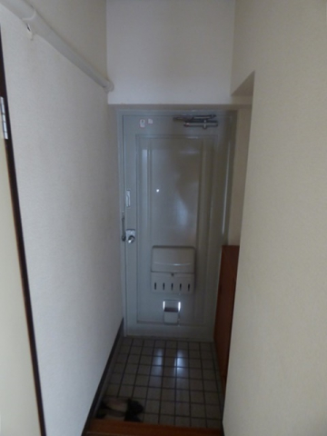 玄関　※写真は他号室です