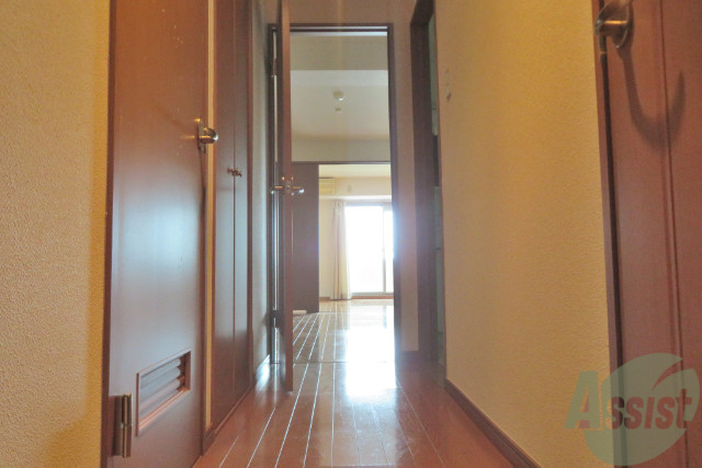 玄関　玄関からは、すぐにお部屋が見えないので安心ですね。