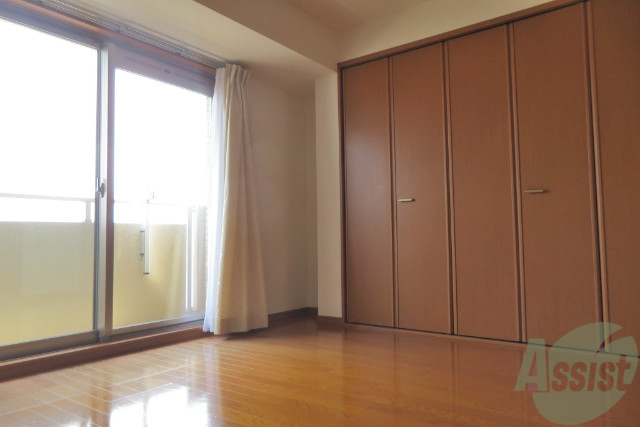 居室・リビング　８帖の洋室です。窓が大きく光が差し込みますね。