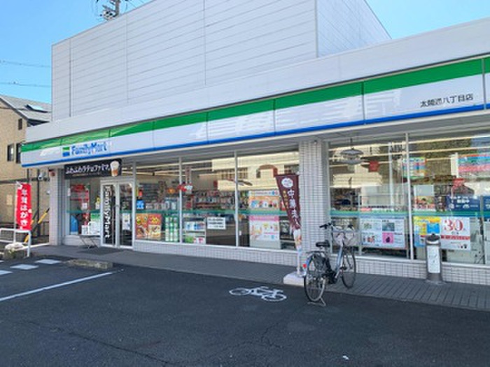 コンビニ　ファミリーマート（コンビニ）まで210m