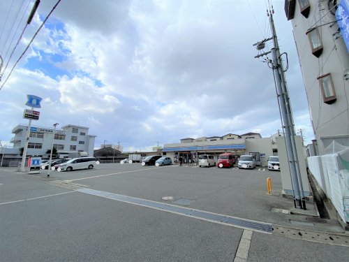 コンビニ　ローソン 堺石津町三丁店（コンビニ）まで532m