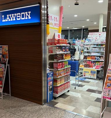 コンビニ　ローソン 日本赤十字社医療センター店（コンビニ）まで922m