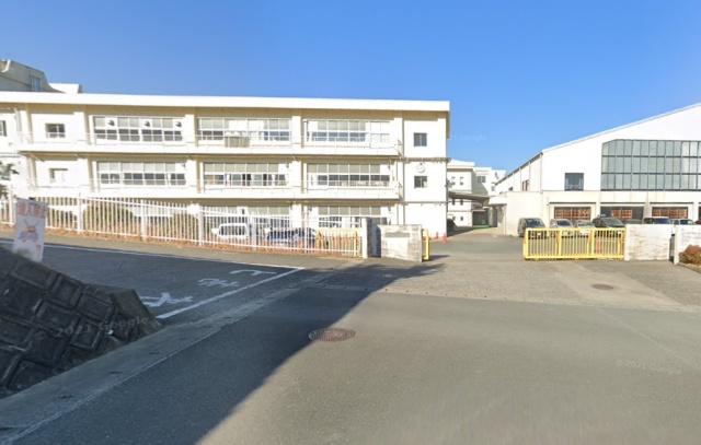 小学校　湖西市立鷲津小学校（小学校）まで600m