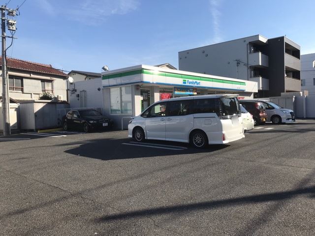 コンビニ　ファミリーマート（コンビニ）まで210m