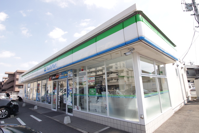 コンビニ　ファミリーマート（コンビニ）まで290m