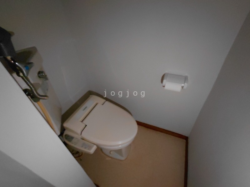 トイレ　嬉しい温水洗浄便座付きのトイレです。