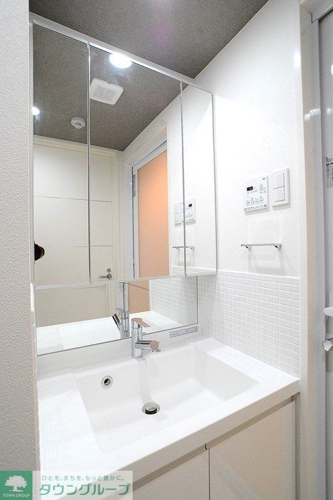 洗面設備　カラータイプは茶です